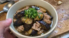 冷やして味しみ、ほっとする。ナスと豚肉の揚げ浸し—少ない調味料で作り置きにも